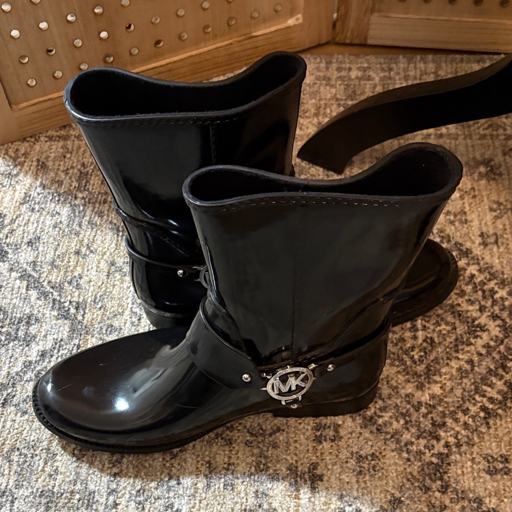 Michael Kors Shiny Black‎ Winter Boots - Picture 3 of 3